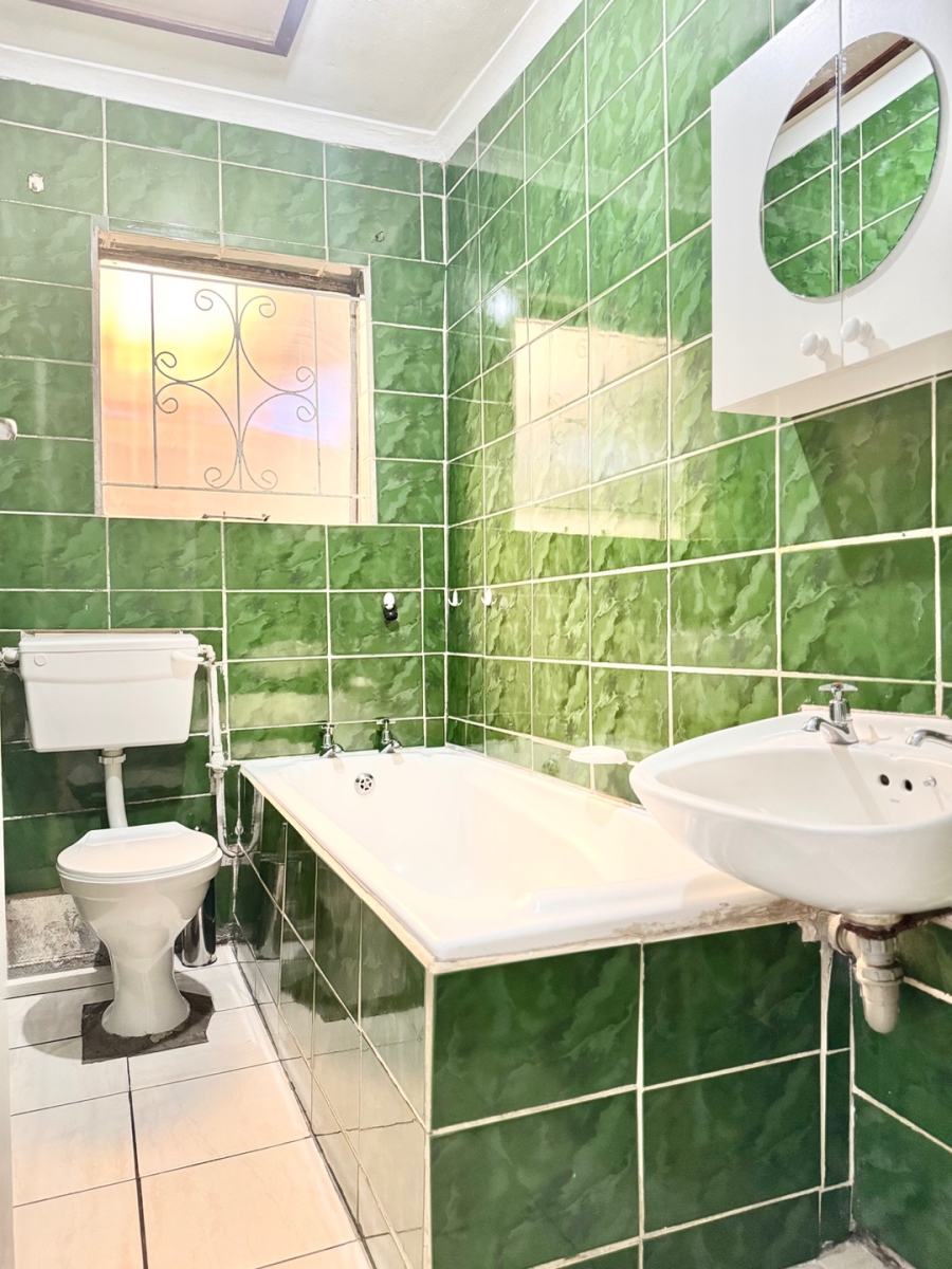  Bedroom Property for Sale in Lentegeur Western Cape